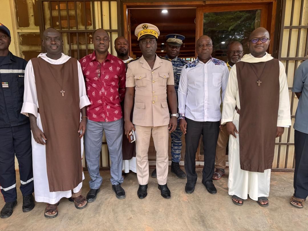 Le secrétaire général de la préfecture d’Issia, le clergé catholique et les participants à la réunion préparatoire du pèlerinage de l’Assomption 2026 au sanctuaire Notre-Dame de la délivrance d’Issia