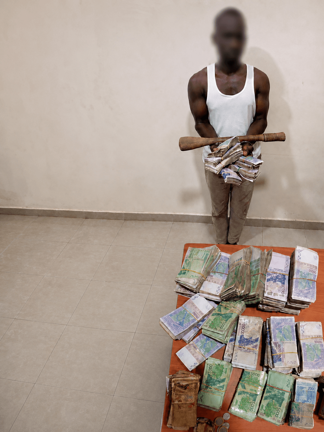BRI Daloa lors de la perquisition ayant permis de retrouver 38 millions dans une fosse septique.