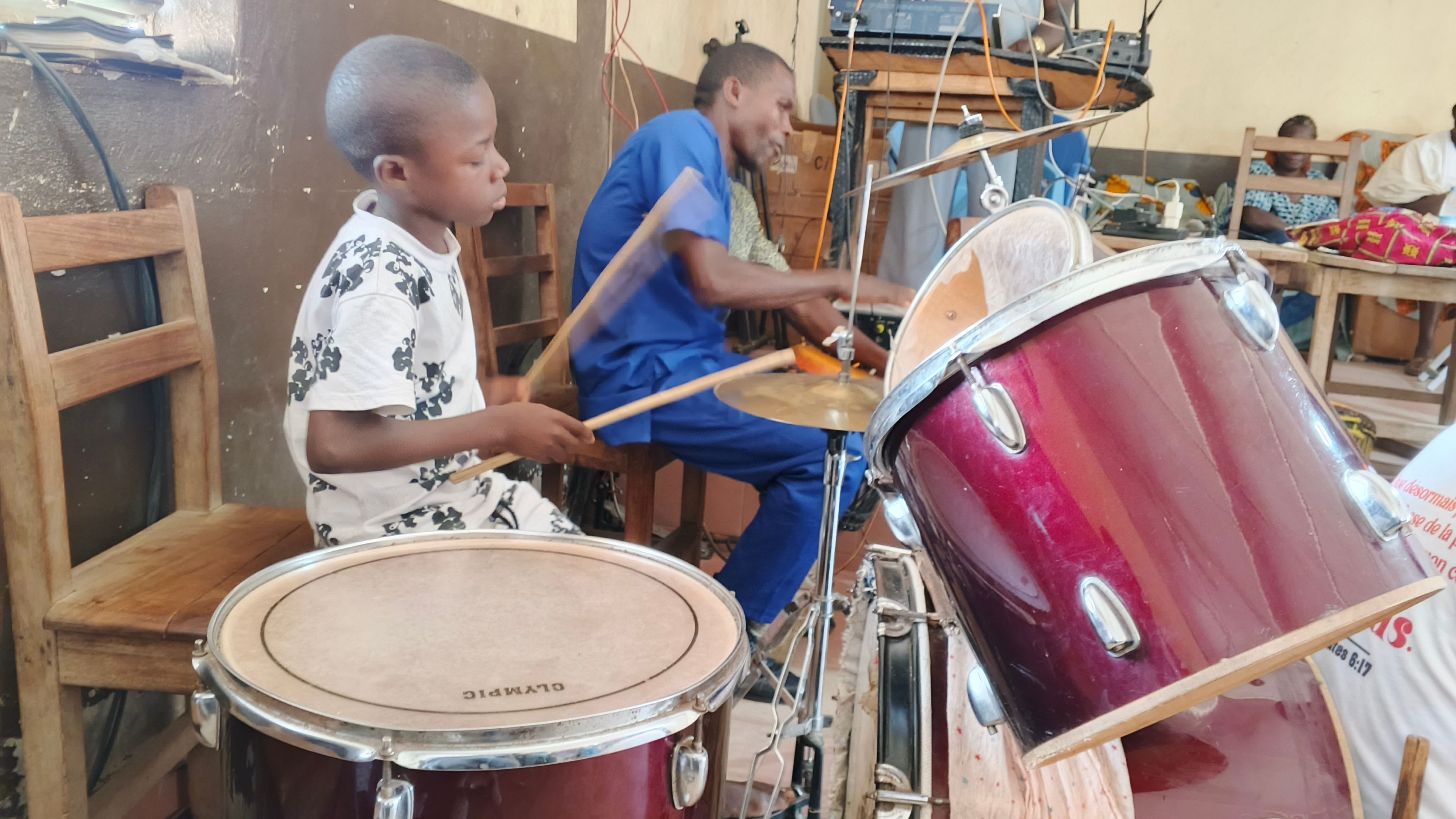 Vavoua : Kouadio Koffi Daniel, batteur de 12 ans autodidacte dans un campement agricole
