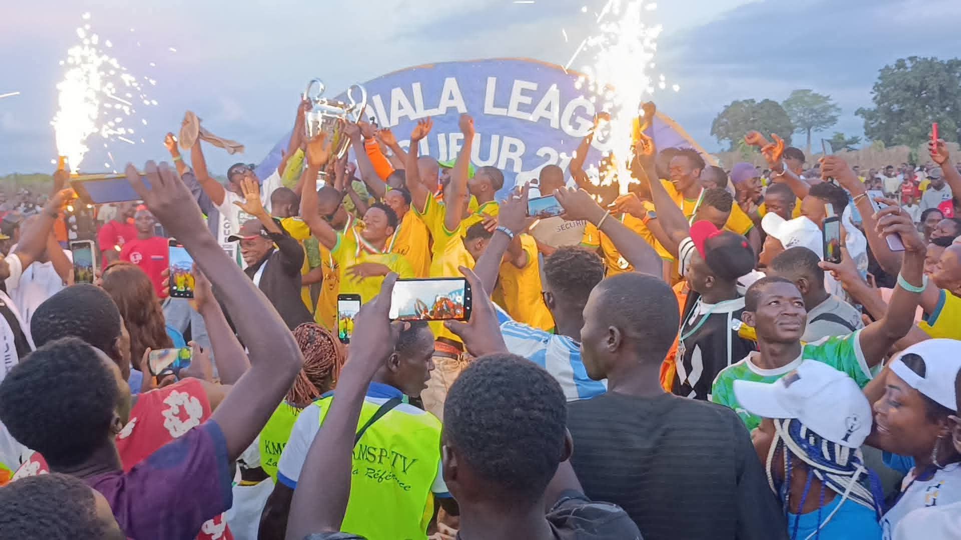  L'équipe de Zorofla célébrant son titre de champion de la Bédiala League 2026.