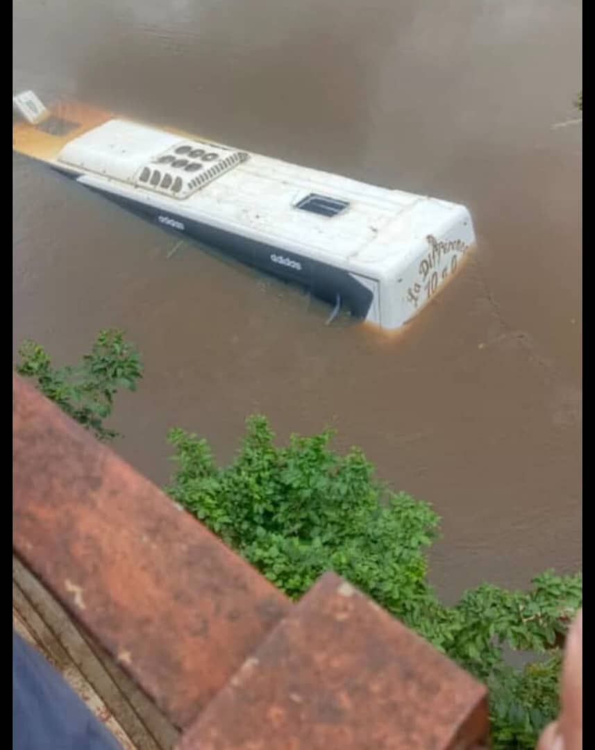 Les secours lors des opérations de recherche après la chute du car dans le fleuve Bafing.