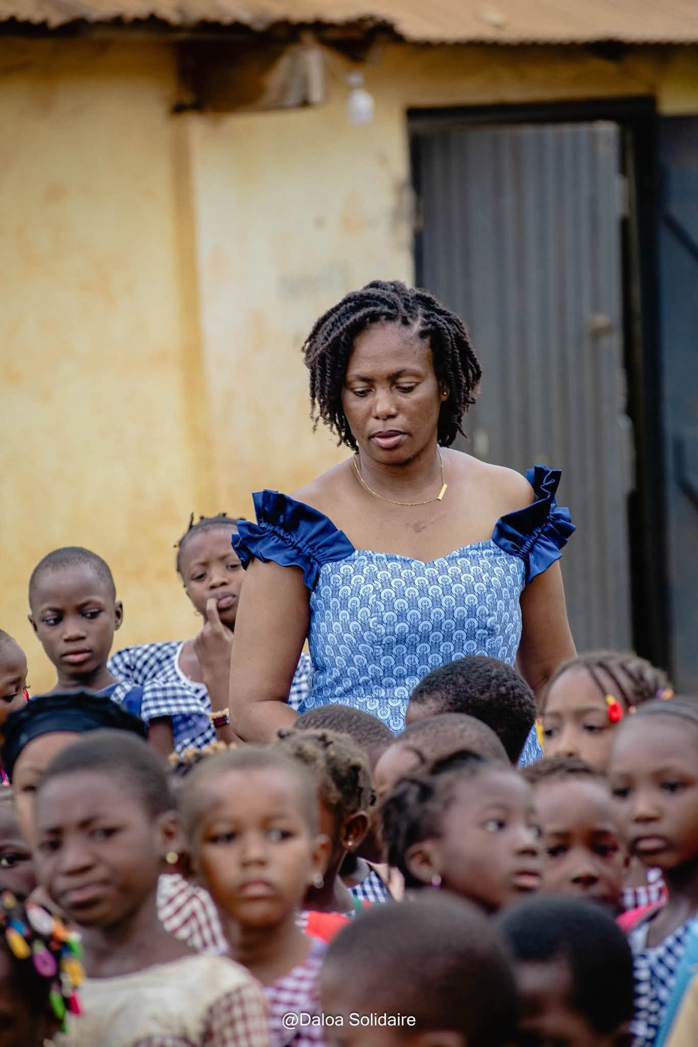 daloa360-ceremonie-livraison-ecole-dioulabougou-septembre-2026-maitresse-et-éleves.jpg