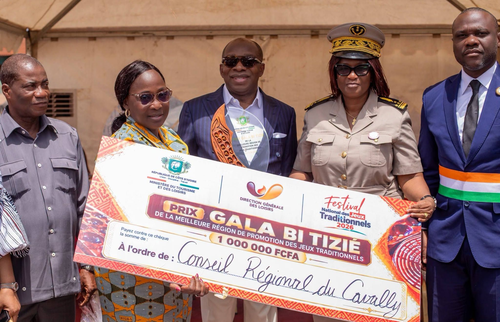 Festival national des jeux traditionnels à Daloa, LE CAVANLLY reçoit son chèque de 1 million