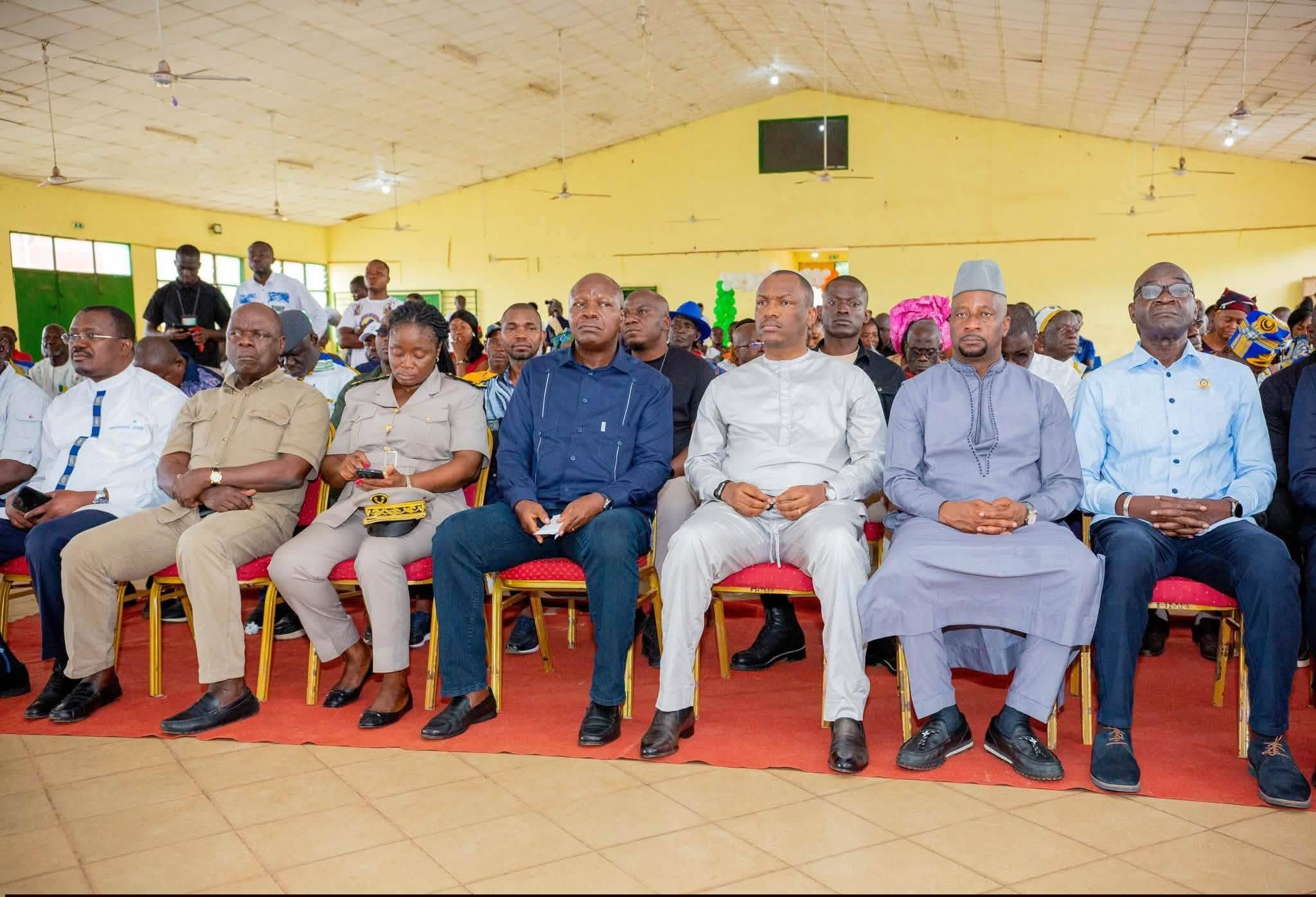 L'Honorable Tiboué Tchin Michel entouré des autorités lors de l'investiture du Chef central des DAN de Daloa au Centre Culturel Municipal.