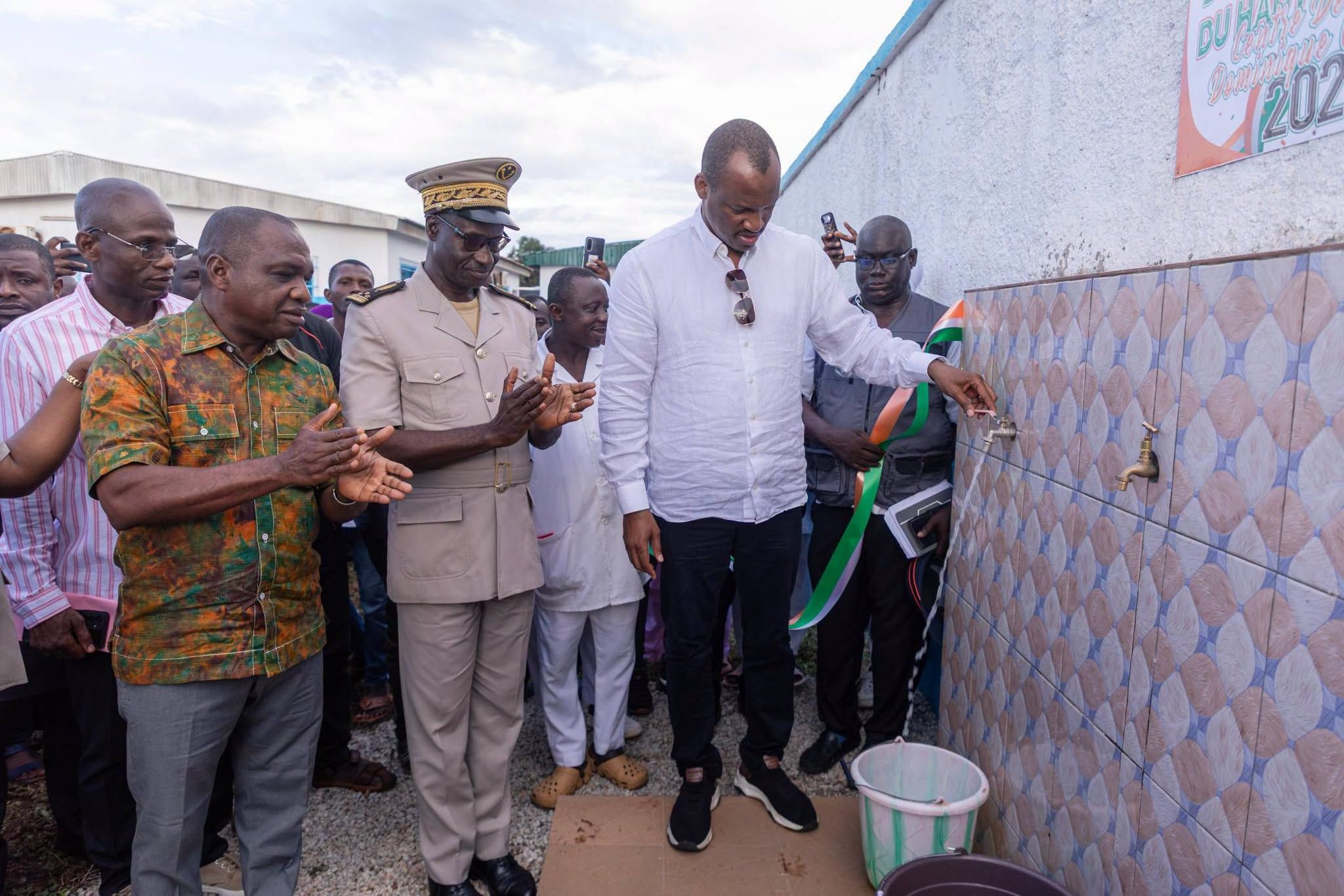 daloa360-remise-pompe-solaire-centre-sante-dominique-ouattara-daloa-orly-1.jpeg