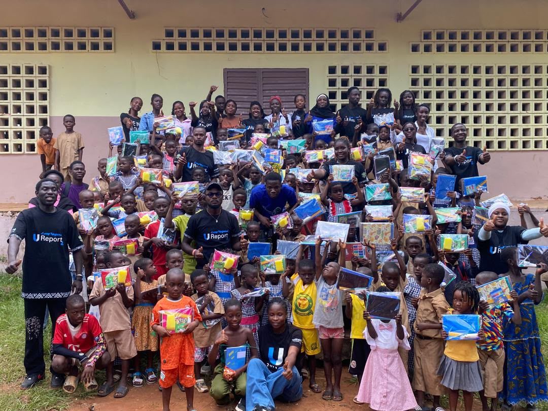  Les membres de la communauté U-Report Daloa lors de la remise des kits scolaires à Zoukougbeu.