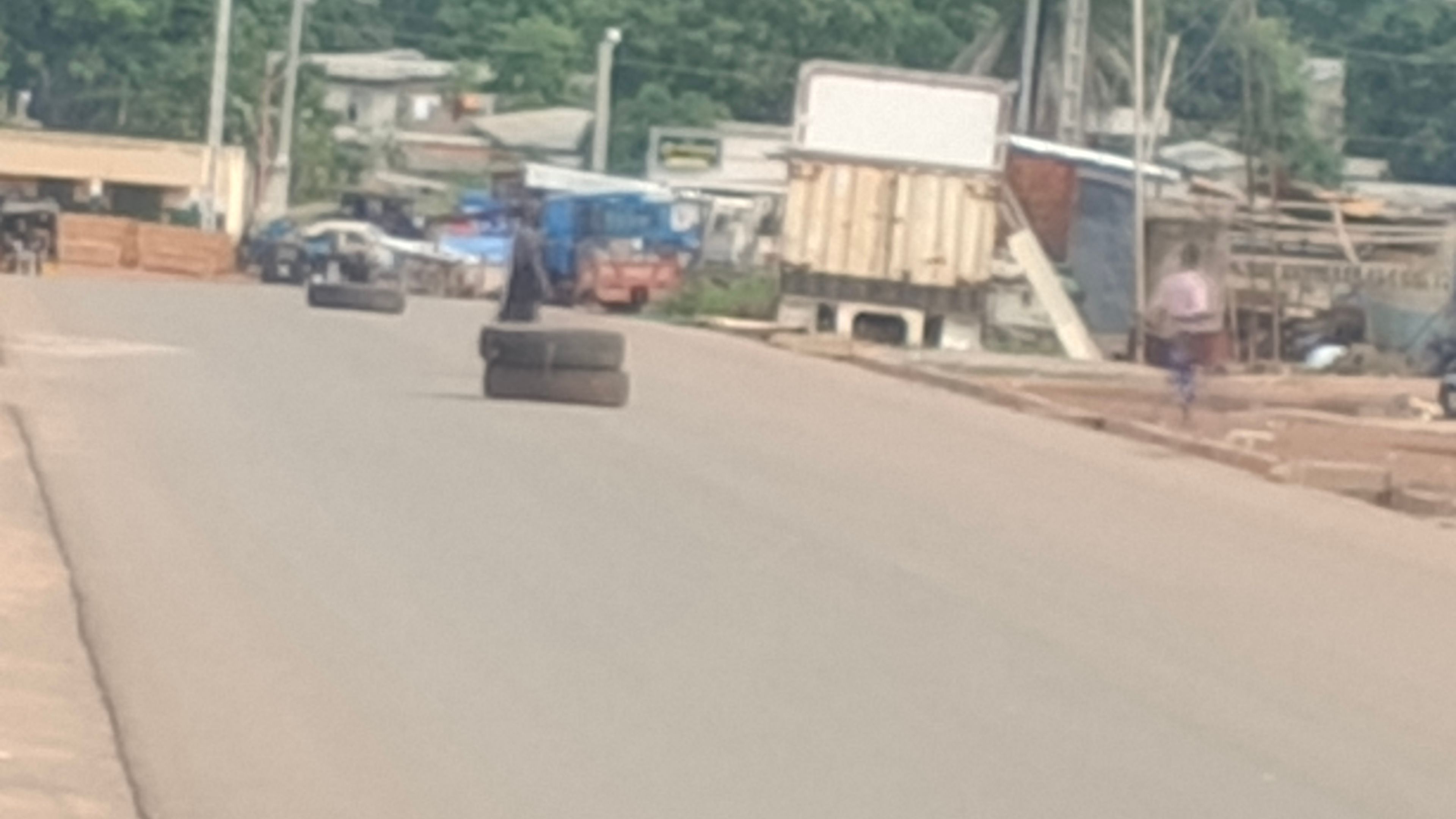 Vavoua : des pneus en guise de signalisation après un accident près du lycée