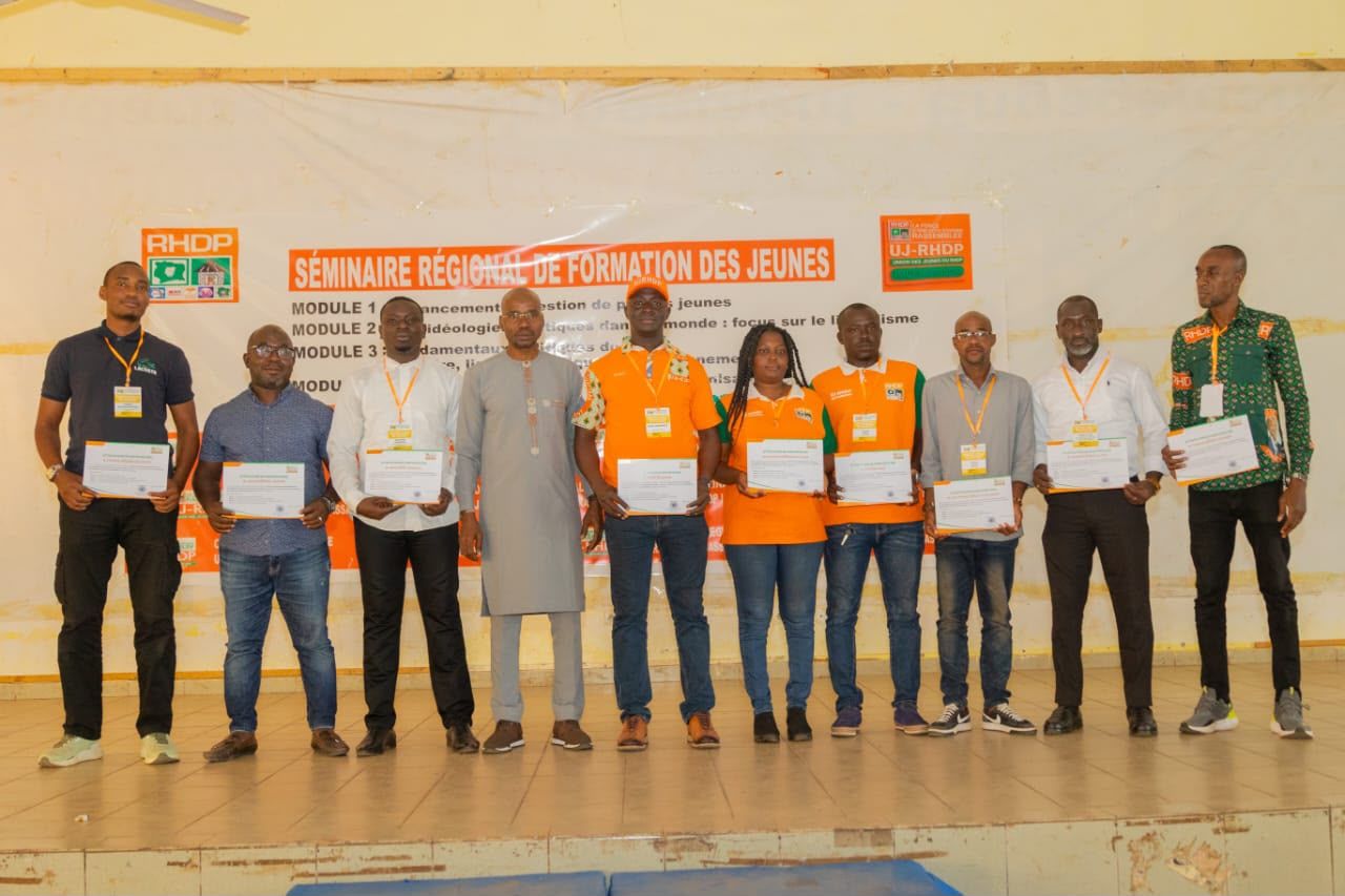 Photo de groupe des participants et formateurs du séminaire UJ-RHDP Haut-Sassandra à Daloa.