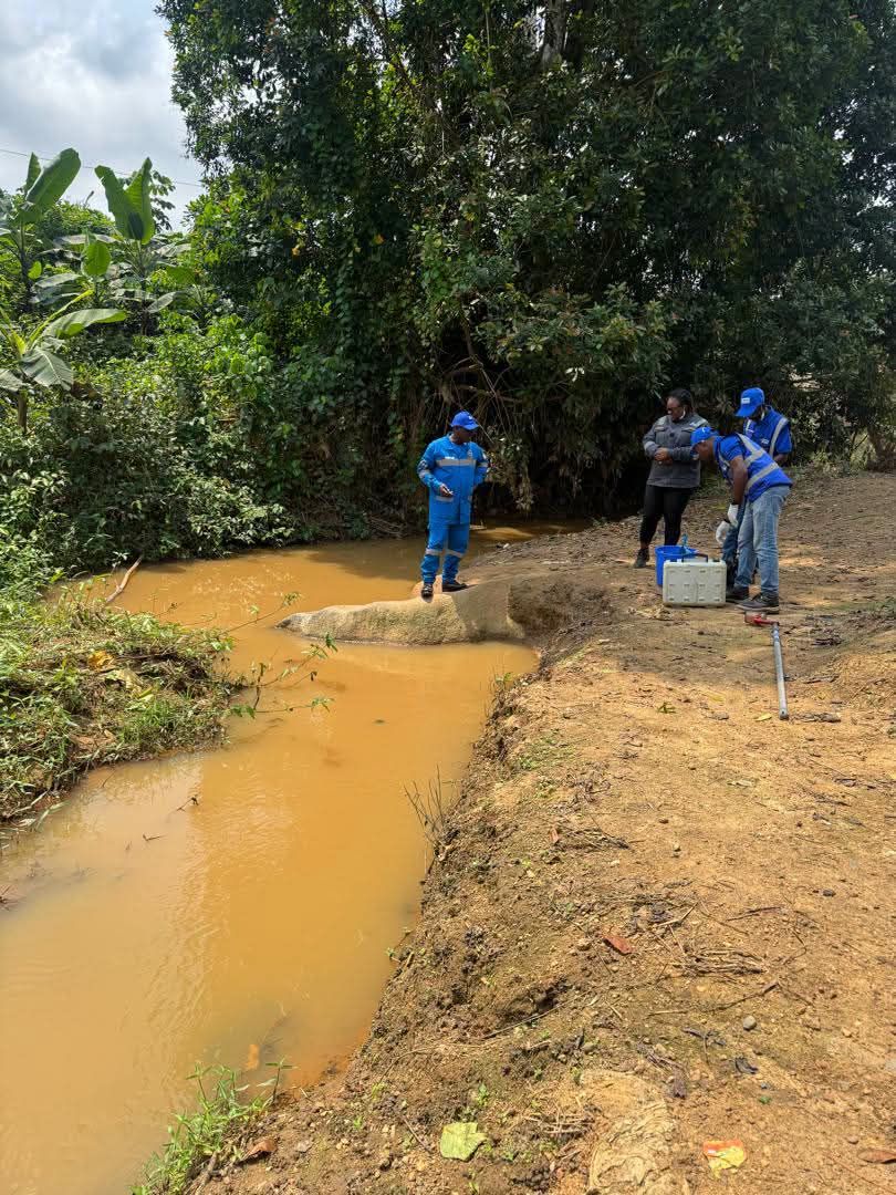 Équipe du CIAPOL en intervention à Monga après une pollution présumée de la rivière par l'usine KEDA CI CERAMICS