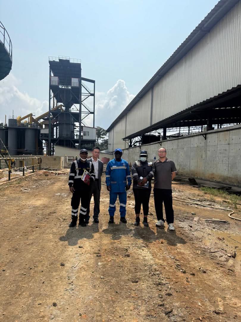 Équipe du CIAPOL en intervention à Monga après une pollution présumée de la rivière par l'usine KEDA CI CERAMICS