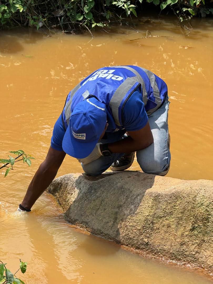 Équipe du CIAPOL en intervention à Monga après une pollution présumée de la rivière par l'usine KEDA CI CERAMICS