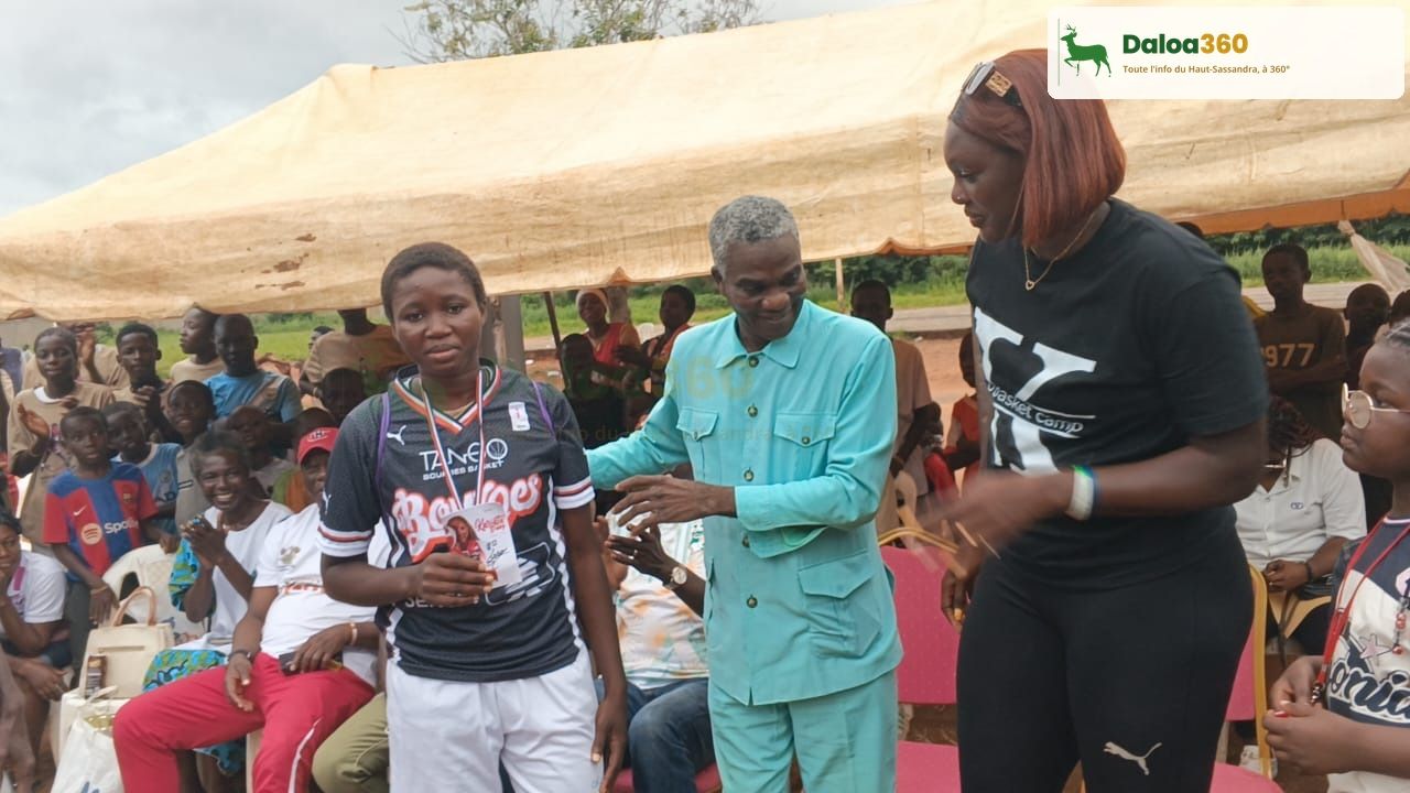 kariata-diaby-remise-prix-jeune-basketteuse-daloa-daloa360.jpg