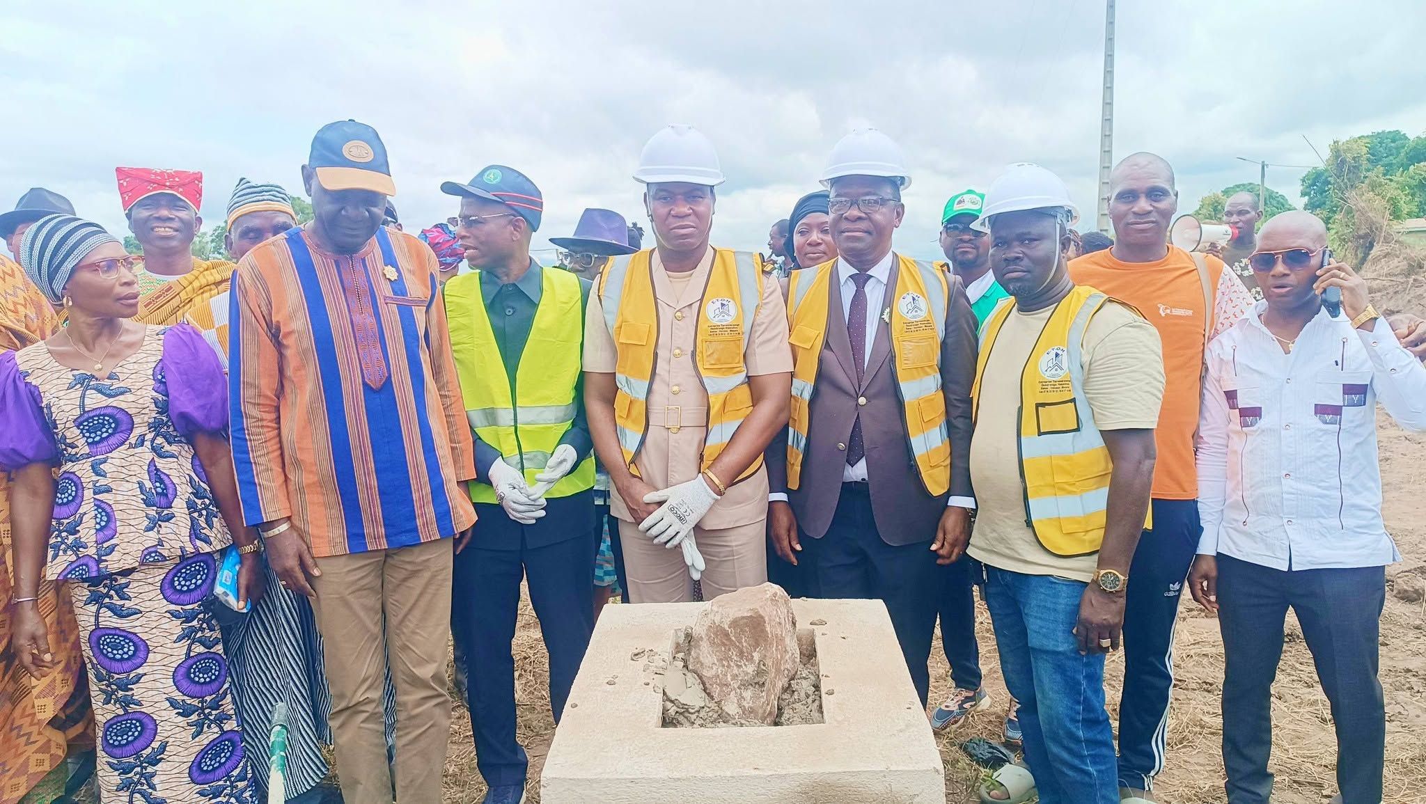 Cérémonie de lancement des travaux du Collège de Proximité de Kouhon à Koinzra, en présence des autorités, le 10 juillet 2026.