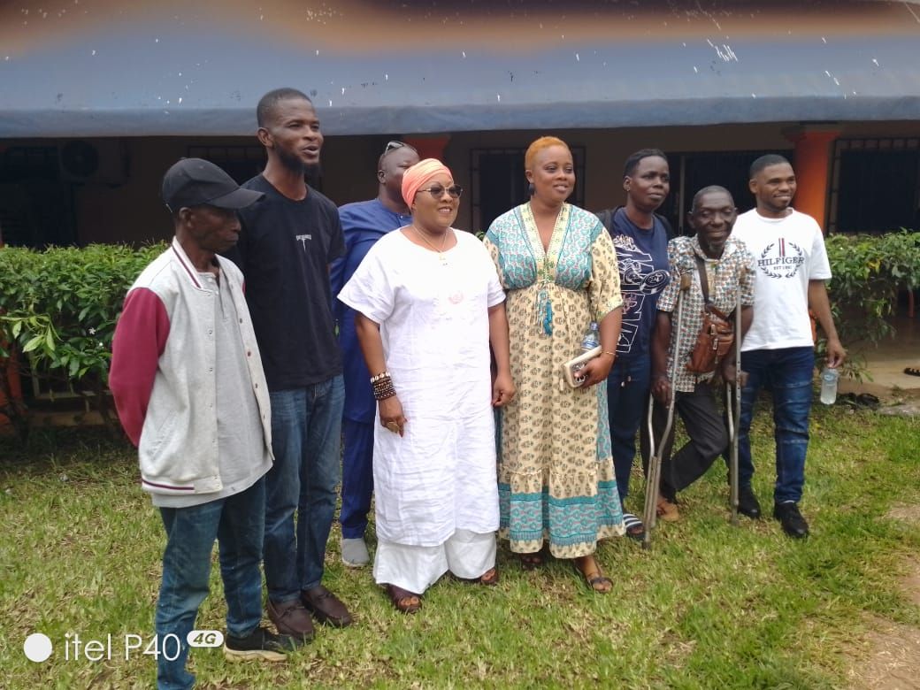 Madame Gielen Georgette recevant les membres de l'association Abébo à Duékoué.